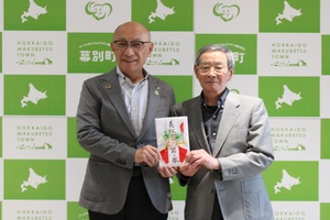 舞と歌のチャリティーの会からご寄附いただいた際の記念写真