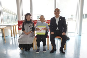 山下金雄さんに100歳のお祝いの品をお渡しした際の記念写真 その2