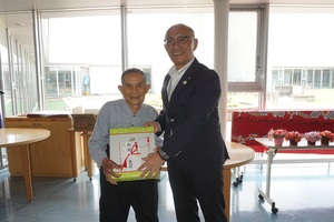 山下金雄さんに100歳のお祝いの品をお渡しした際の記念写真 その1