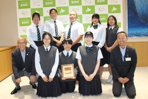 幕別清陵高等学校陸上部と光画同好会（写真同好会）の皆さんとの記念写真
