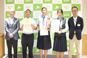 全国高等学校総合体育大会（インターハイ）出場報告に来庁した方川寛翔さん、澤向美樹さん、川村羽海さん、笹原教育長との記念写真