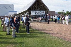 幕別町老人クラブ連合会会長杯秋季パークゴルフ大会の開会式の様子 その1