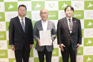 北洋銀行・株式会社ヒューマンジャパンからご寄附をいただいた際の記念写真