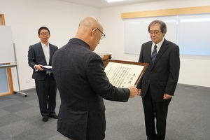 令和6年度北海道国民健康保険団体連合会表彰を伝達している様子
