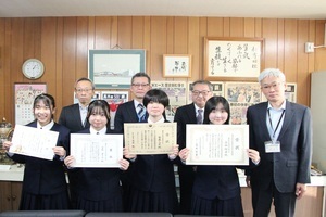 表彰された札内中学校の上山玲菜さん、齋藤乃愛さん、菅野寧子羽さん、坂本心春さんとの記念写真