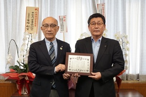 日本赤十字社献血功労団体表彰の伝達をした際の記念写真