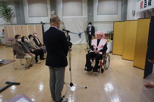 樂山吉正さんへ100歳のお祝いを伝達する様子