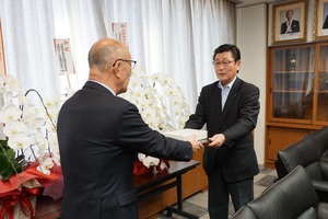 日本赤十字社献血功労団体表彰の伝達をしている様子