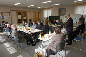 老人クラブの新年会で挨拶を述べる様子 その1