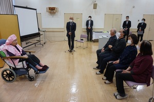髙橋信子さんの100歳のお祝いの様子