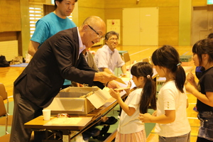 札内青葉保育園の運動会で交流する様子