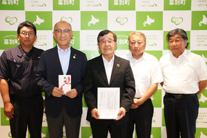 忠類事業協同組合の皆さんとの記念写真