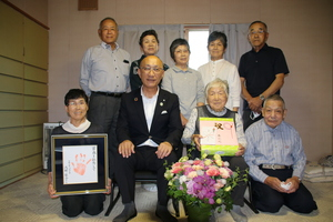 浅野榮子さんに100歳のお祝いと記念の品をお渡しした際の記念写真