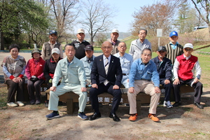 止若公園ゲートボール場で行われた贈呈式の記念写真