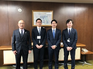 中田周呼さん、鳴海走也さん、鈴木直道知事との記念写真