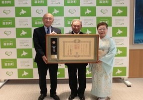 山﨑武弘さんに叙勲を伝達した際の記念写真