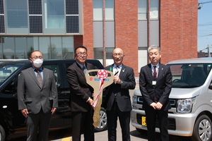 エイシン運輸有限会社より軽自動車が寄贈された際の記念写真