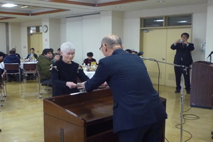 幕別町援農協力会会員表彰式で表彰状を渡している様子