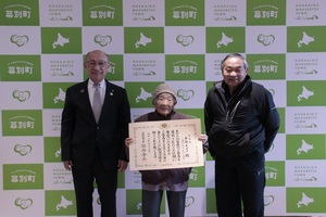 平譯キクノさんへ100歳のお祝いをお渡しした際の記念写真