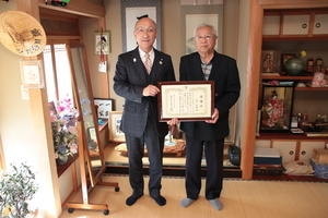 青寿会の堀口利雄会長に感謝状をお渡しした際の記念写真