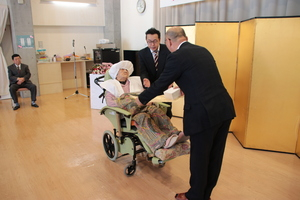 木田智惠子さんに100歳の誕生日の記念品をお渡ししている様子