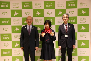 久保杏奈さんが全国中学校スケート大会結果報告に来られた際の記念写真