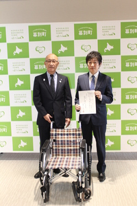 十勝地区トラック協会青年部会より車椅子をご寄贈いただいた際の記念写真