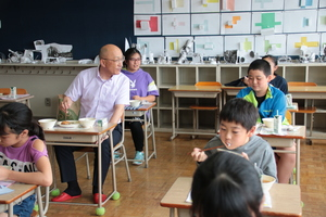 幕別小学校6年生の皆さんと一緒にどろぶたメンチカツを試食する様子