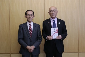 万城目正と昭和歌謡を継ぐ会から寄附をいただいた際の記念写真