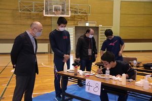 長いもお好み焼き大食い大会の様子