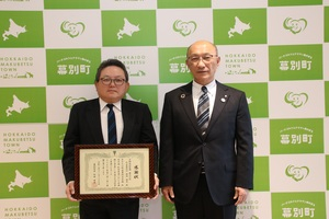 日綱道路整備株式会社へ感謝状をお渡しした際の記念写真