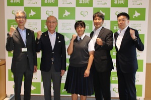 西岡優希さんのインターハイ出場報告の際の記念写真
