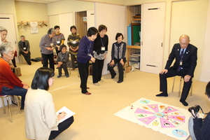 あさひまちサロンを訪問し、一緒にゲームをする様子