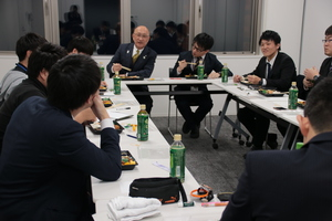 役場若手職員との懇談の様子