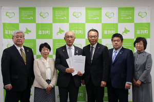 議会から政策提言書を受け取った際の記念写真