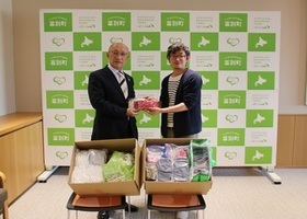 一般社団法人青鳥舎よりマスクが寄贈された際の記念写真