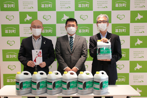 幕別町商工会青年部の仙石部長より薬用ハンドソープを寄贈いただいた際の記念写真