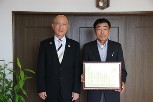 髙井正行さんに感謝状を贈呈した際の記念写真