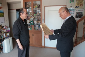 武田ハナヨさんの息子さんにハナヨさんの100歳のお祝いをお届けする様子