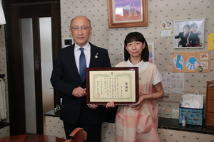 社会教育委員を退任された山口由美子さんへ感謝状をお渡しした際の記念写真