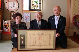 山端鐵郎さんに賞状と勲章をお渡しした際の記念写真