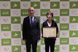 山端成美さんへ感謝状を贈呈した際の記念写真