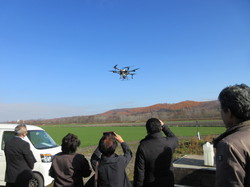 現地視察　ドローンによる農薬散布（西猿別）