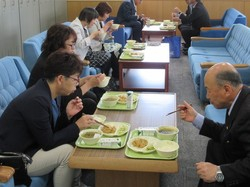 給食の試食