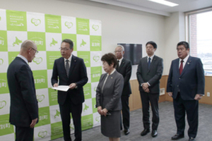 飯田町長に政策提言書を手渡し（令和5年3月17日）