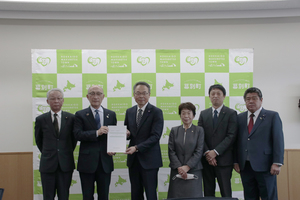 飯田町長に政策提言書を手渡し（令和5年3月17日）