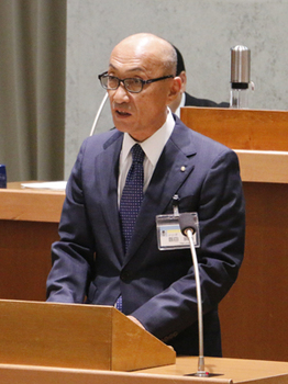 幕別町議会定例会で平成27年度町政執行方針を述べる飯田晴義町長