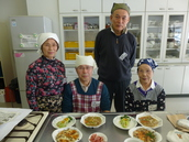 作った料理を試食している写真
