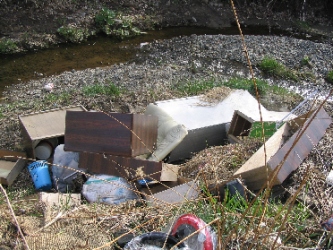 川沿いに投棄された家具類イメージ