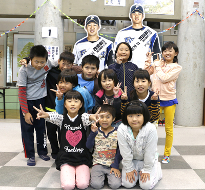 明倫小学校の子どもたちと応援大使パネルの写真